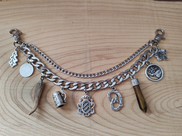 1 Lederhosen-Charivari ,  9 Anhänger, zweireihig, silberfarben, ca. 33cm