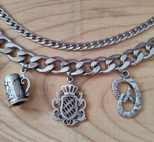 1 Lederhosen-Charivari ,  9 Anhänger, zweireihig, silberfarben, ca. 33cm