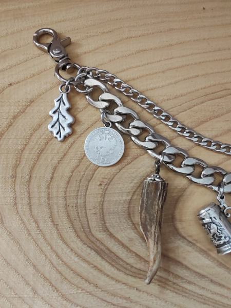 1 Lederhosen-Charivari ,  9 Anhänger, zweireihig, silberfarben, ca. 33cm