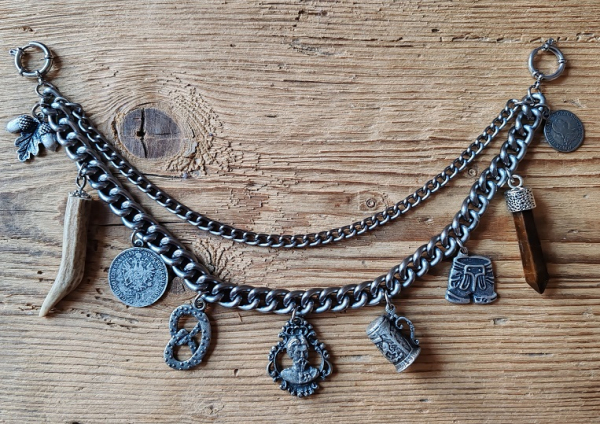 1 Lederhosen-Charivari zweireihig, 9 Anhänger, antik-silberfarben, ca. 33 cm