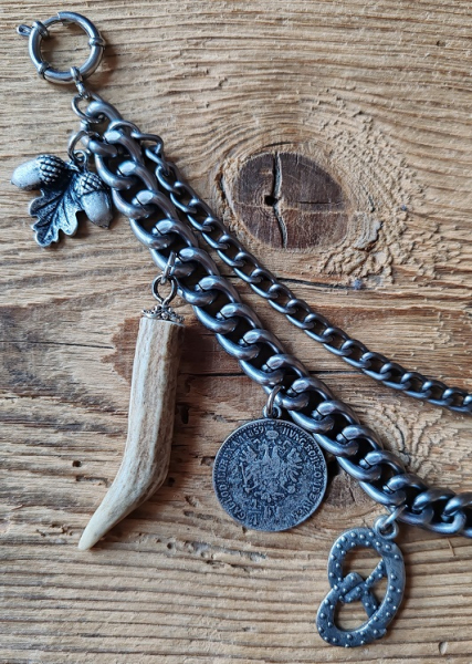 1 Lederhosen-Charivari zweireihig, 9 Anhänger, antik-silberfarben, ca. 33 cm