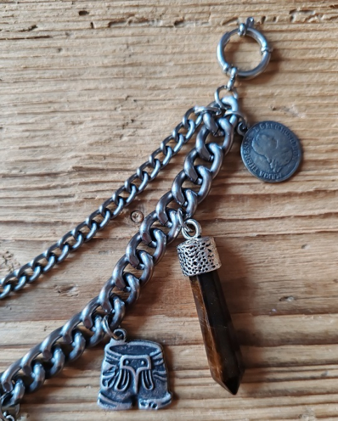 1 Lederhosen-Charivari zweireihig, 9 Anhänger, antik-silberfarben, ca. 33 cm