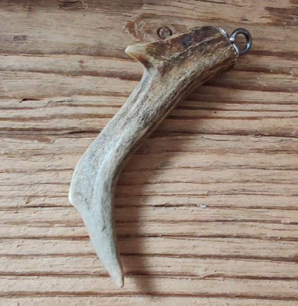 1 Charivarianhänger "Horn", 2 Spitzen, ca. 7 cm