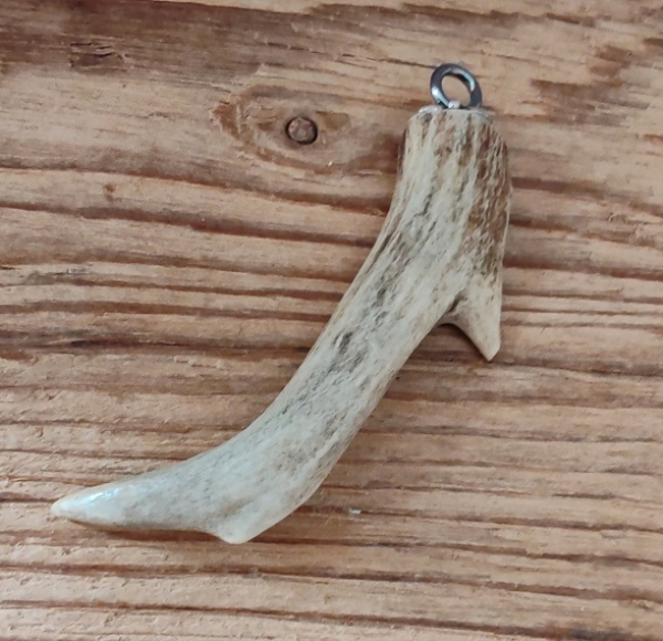 1 Charivarianhänger "Horn", 2 Spitzen, ca. 7 cm