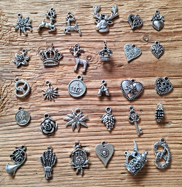 30 Trachtenanhänger gemischt, antik-silberfarben