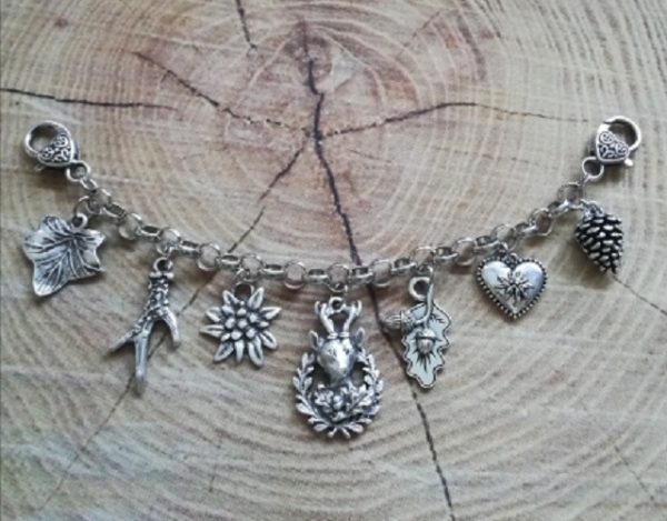 1 Charivari mit 7 Anhängern, antik-silberfarben, 20 cm