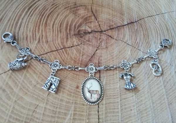 1 Charivari "Hirsch", antik-silberfarben, ca. 24 cm