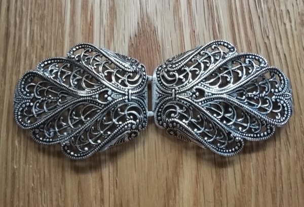 1 Schließe, Dirndlschließe, Schürzenschließe , antik-silberfarben, ca. 10,3 x 4,2 cm, Steg ca. 3 cm
