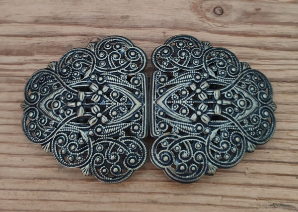 1 Schließe, Dirndlschließe, Schürzenschließe, antik-messing, ca. 9 x 5,2 cm