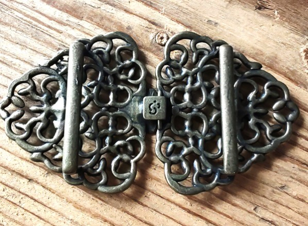 1 Schließe, Dirndlschließe, Schürzenschließe, antik-messingfarben