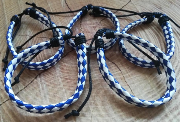 1 Armband, Kunstleder, Rautenmuster, blau-weiß