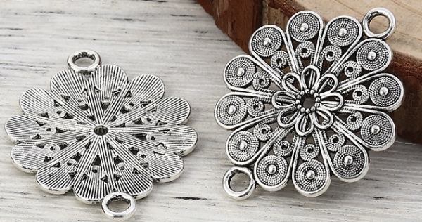 1 Verbinder, "Blume", 38 x 30 mm, antik-silberfarben