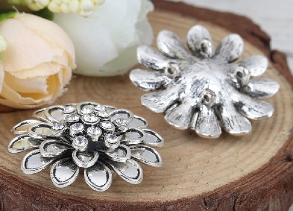 1 Verbinder  Blume mit Glitzersteinchen, 29 mm, antik-silberfarben