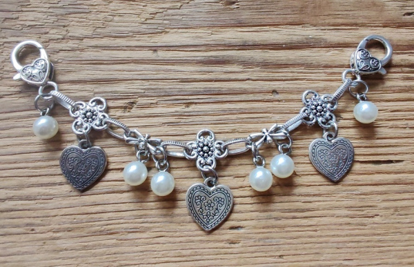 1  Charivari, 9 Anhänger, ca. 16 cm