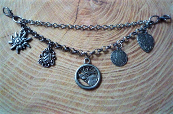 1 Charivari, zweireihig, antik-silberfarben, ca. 23 cm