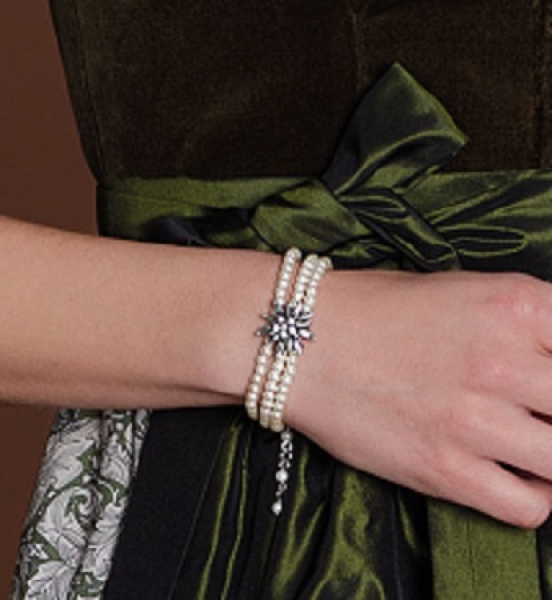 3-reihige Perlenarmkette "Strass-Edelweiß", creme-weiß, von Alpenflüstern