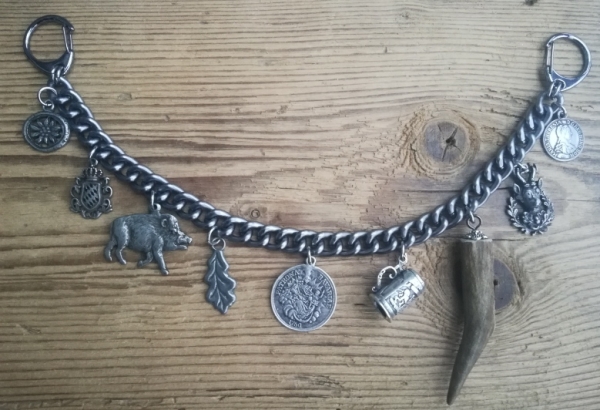 1 Lederhosen-Charivari,  9 Anhänger, antik-silberfarben, ca. 34 cm