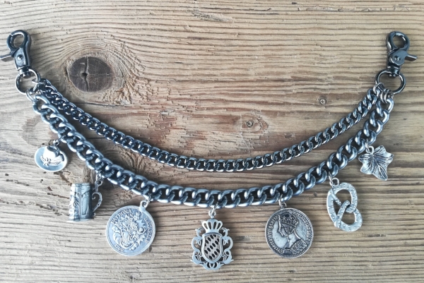 1 Lederhosen-Charivari,  7 Anhänger, zweireihig, antik-silberfarben, ca. 33 cm