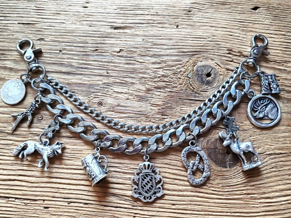 1 Lederhosen-Charivari ,  9 Anhänger, zweireihig, silberfarben, ca. 28 cm
