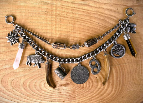1 Lederhosen-Charivari, zweireihig, 11 Anhänger, antik-silberfarben, ca. 30 cm