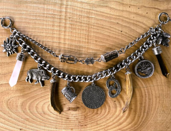 1 Lederhosen-Charivari, zweireihig, 11 Anhänger, antik-silberfarben, ca. 30 cm