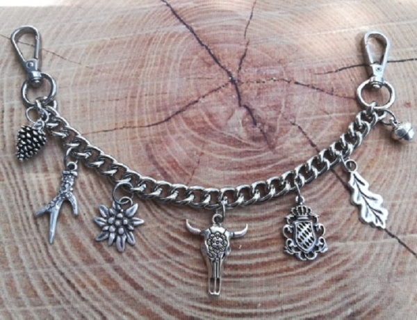 1 Lederhosen-Charivari, 7 Anhänger, antik-silberfarben, ca. 28 cm