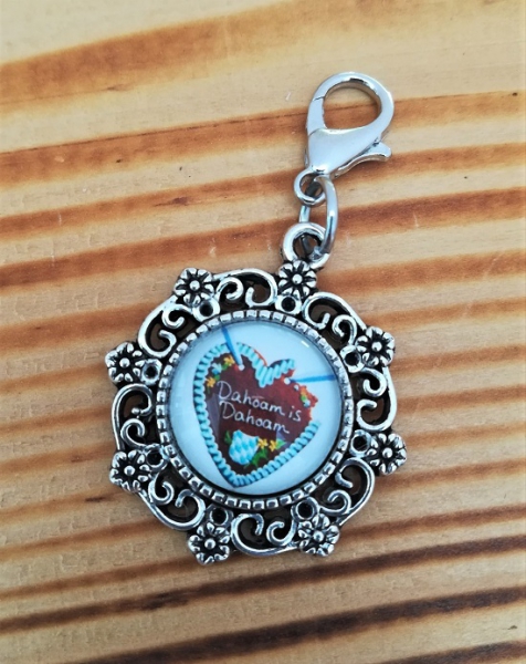 1 kleiner "Dahoam is Dahoam" Charmanhänger / Charivarianhänger