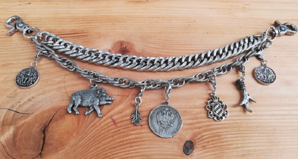 1 Lederhosen-Charivari, 2-reihige Kette, 7 Anhänger, antik-silberfarben, ca. 33 cm