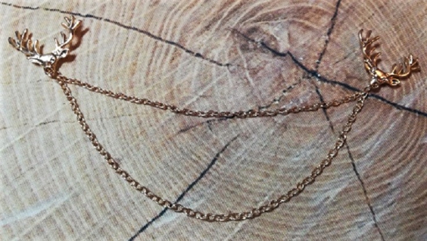1 goldfarbenes Charivari, 2 Hirschköpfe
