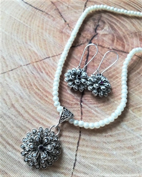 1 Schmuckset Perlenkette & Ohrhänger "Blume"