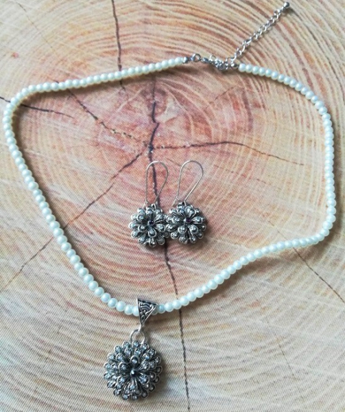 1 Schmuckset Perlenkette & Ohrhänger "Blume"