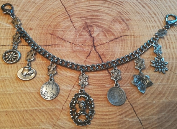 1 dekoratives Charivari mit 7 antik-silberfarbenen Anhängern, ca. 30 cm