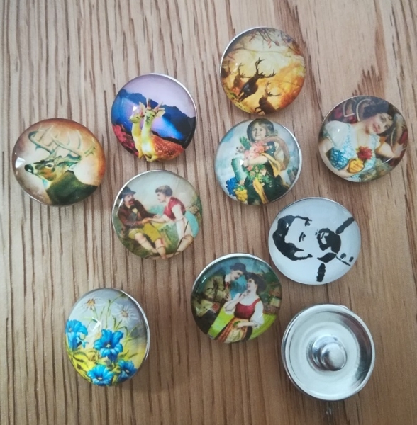 10 Druckknöpfe, Trachtenmotive, 18 mm