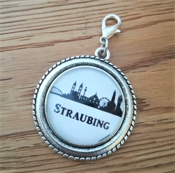1 Charivarianhänger STRAUBING, antik-silberfarben