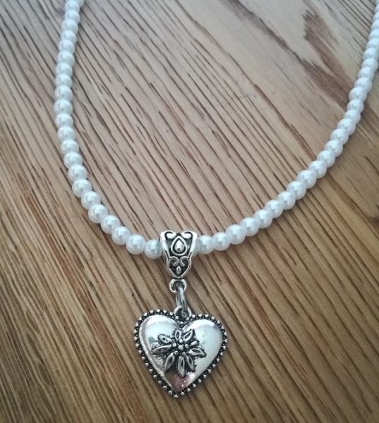 1 Perlenkette mit kleinem Herz-Anhänger