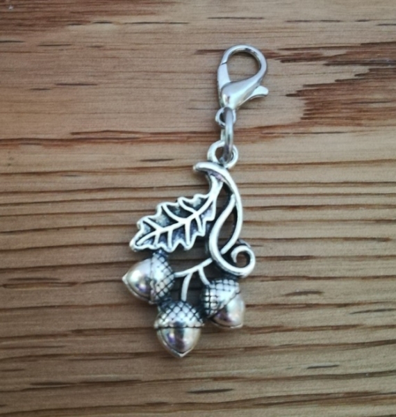 1 Charm-Anhänger 3 Eicheln mit Eichenblatt, antik-silberfarben