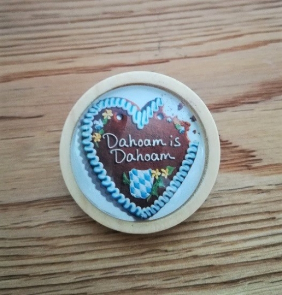 1 "Dahoam is Dahoam" - Holzbrosche