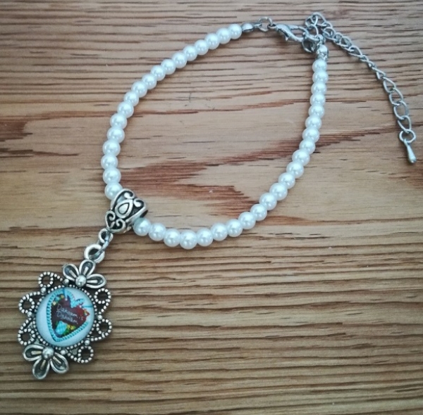 1 "Dahoam is Dahoam" - Armband, weiße Glasperlen
