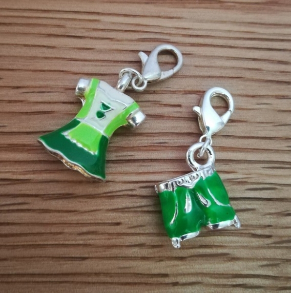 2 Anhänger Dirndl & Lederhose, grün