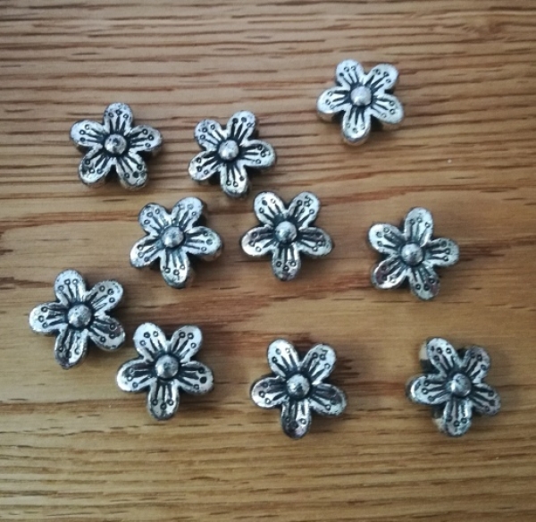 10 Kunststoffperlen Blumen, antik-silberfarben, 1,5 cm