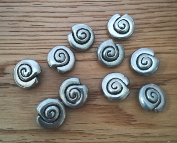 10 Metallperlen Schnecken, antik-silberfarben, 13 mm