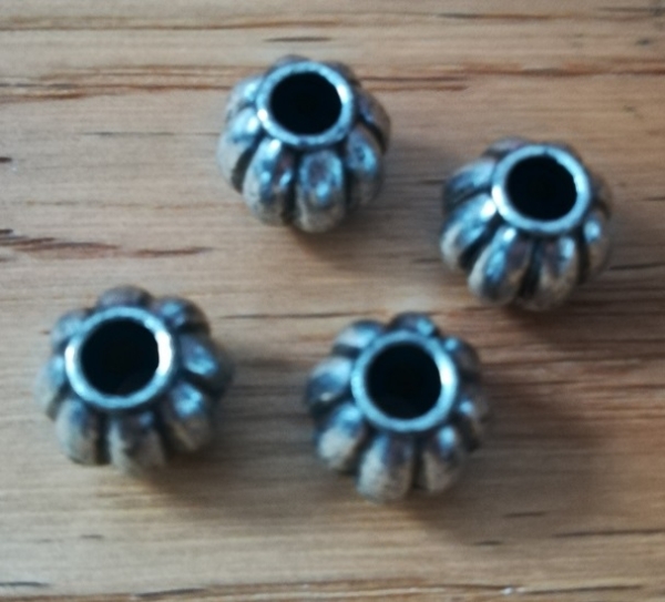 20 Kunststoffperlen, antik-silberfarben, 9 x 8 mm