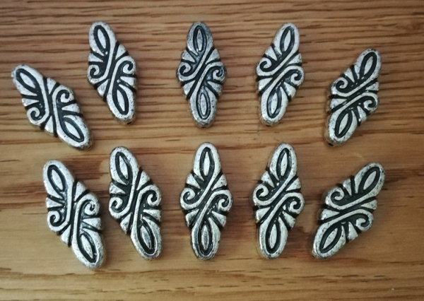 10 Kunststoffperlen, Rauten, antik-silberfarben, 30 x 14 mm