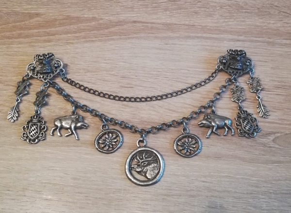1 dekoratives zweireihiges Steck-Charivari mit 9 antik-silberfarbenen Anhängern, ca. 20 cm