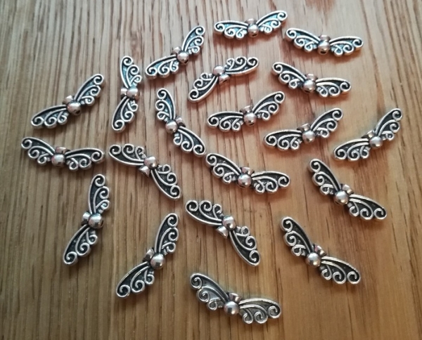 10 Flügel-Perlen, antik-silberfarben