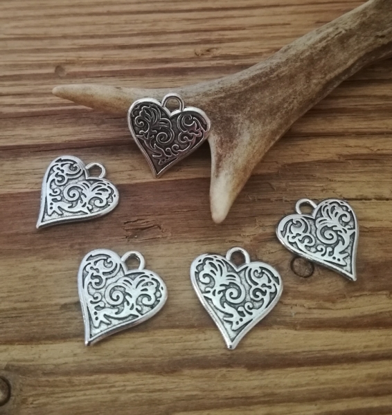 10 Herz-Anhänger, antik-silberfarben, ca. 16 x 15 mm