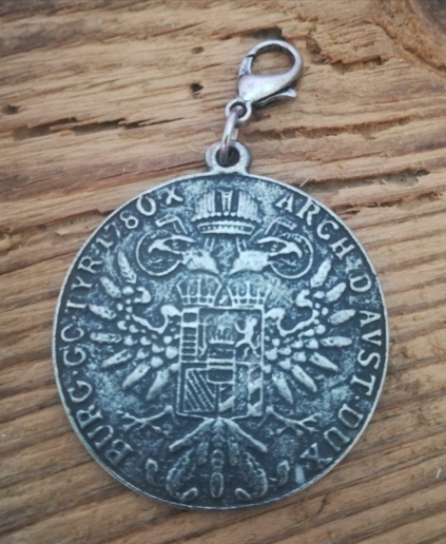 1 Charivari-Anhänger "Maria-Theresia", antik-siberfarben