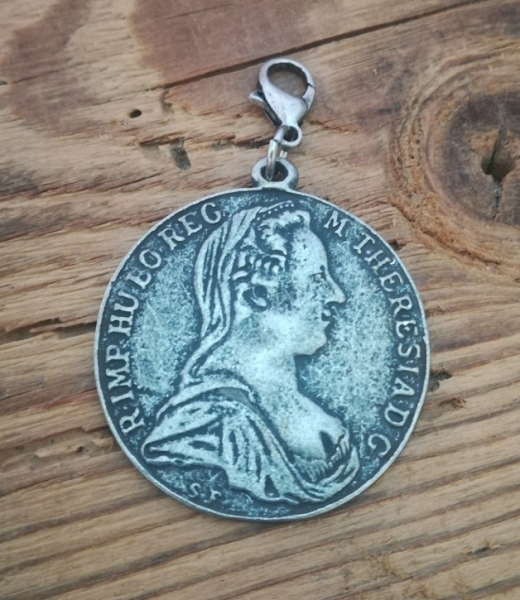 1 Charivari-Anhänger "Maria-Theresia", antik-siberfarben