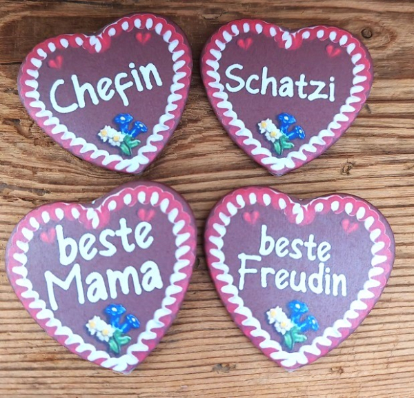 1 Herzbutton "Lebkuchenherz" mit Spruch nach Wahl, ca. 57 x 54 mm