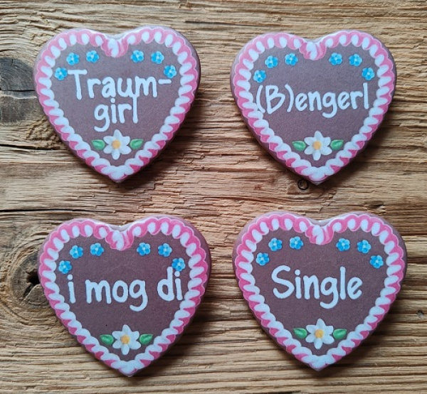 1 Herzbutton "Lebuchenherz" mit Spruch nach Wahl, ca. 57 x 54 mm